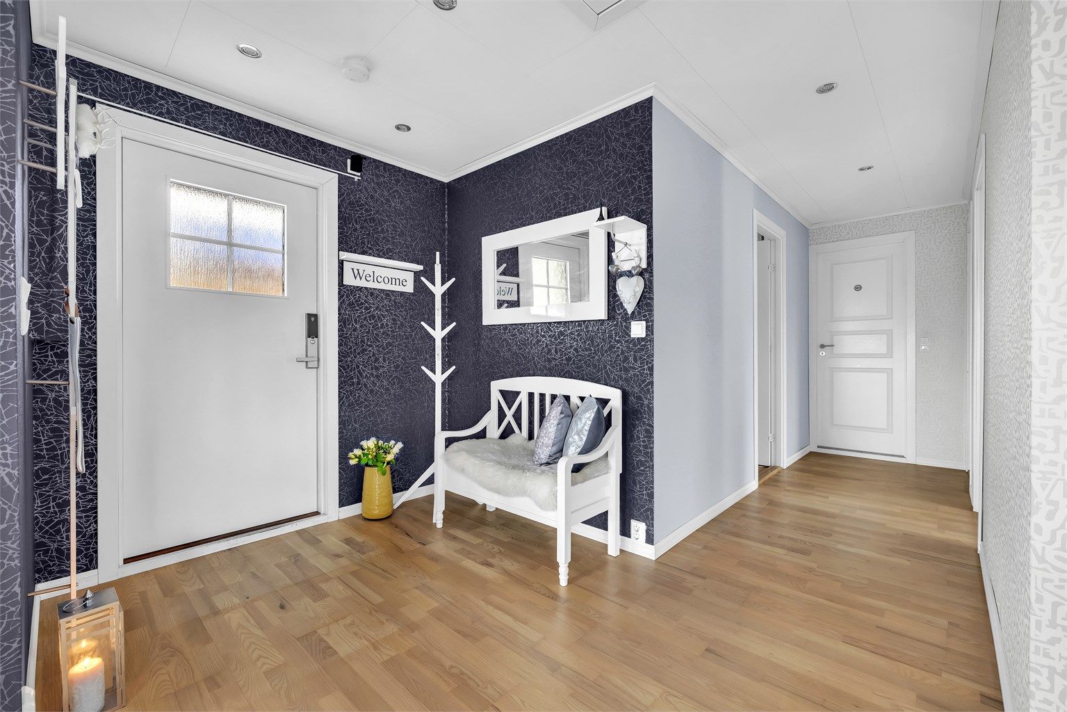 Romslig entrè med plass til å sette inne garderobeskap