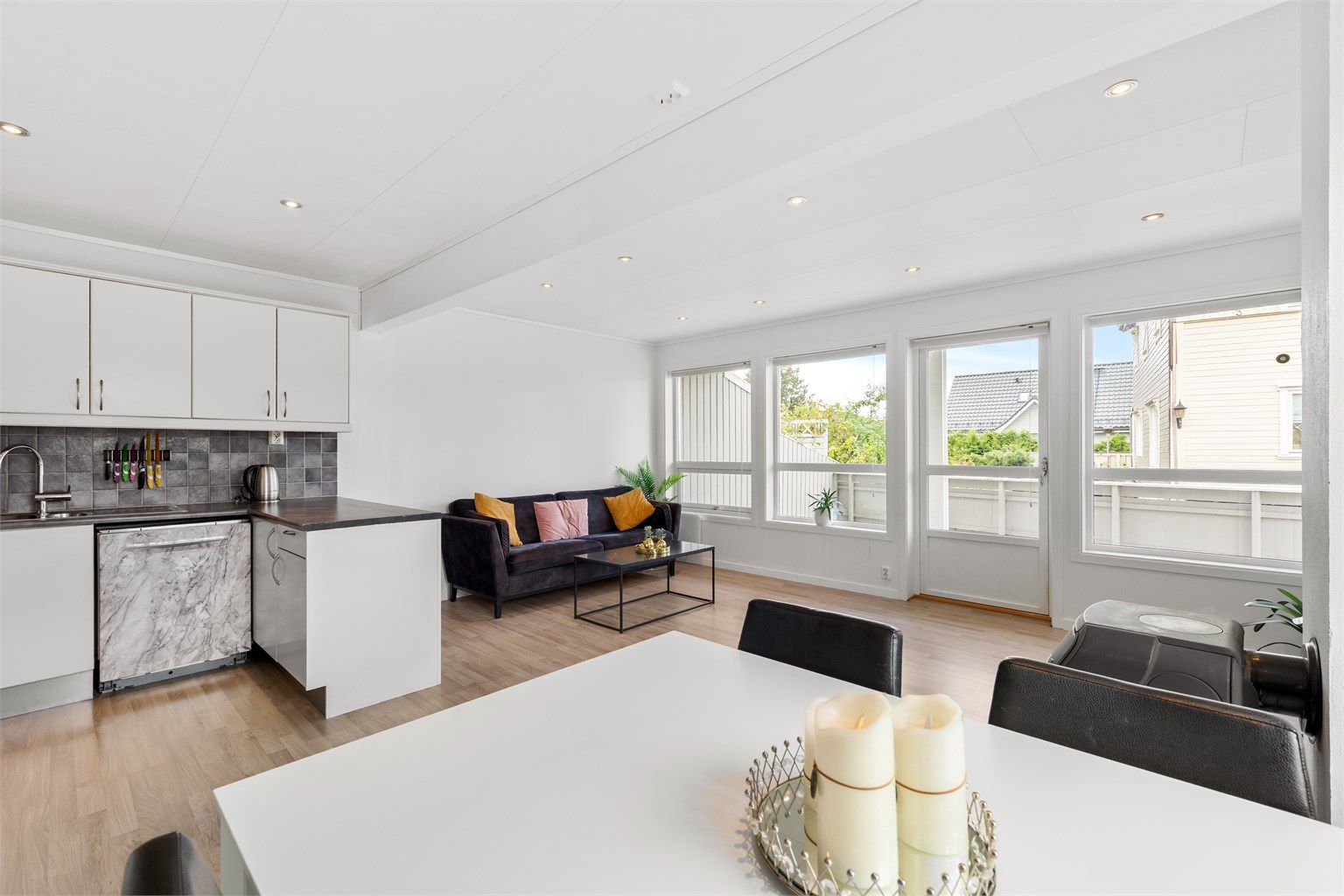 Stue og kjøkken i åpen løsning