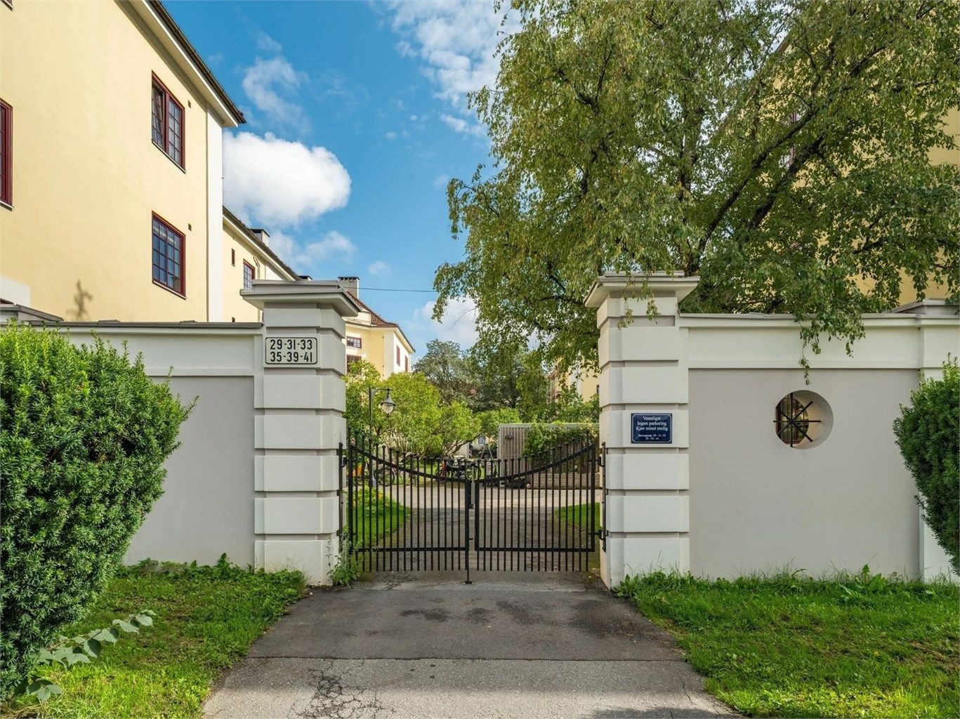 Her bor du i et rolig og etablert boligområde, samtidig som du har kort vei til et bredt utvalg av servicetilbud, kaféer og restauranter. 