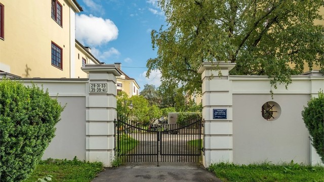 Her bor du i et rolig og etablert boligområde, samtidig som du har kort vei til et bredt utvalg av servicetilbud, kaféer og restauranter.