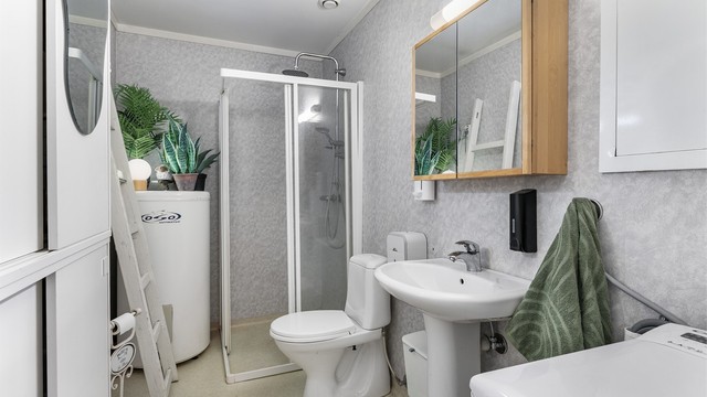 På badet er det varme i gulvet. Utettheter i gulvbelegget er gitt TG 3, utbedring må påregnes.