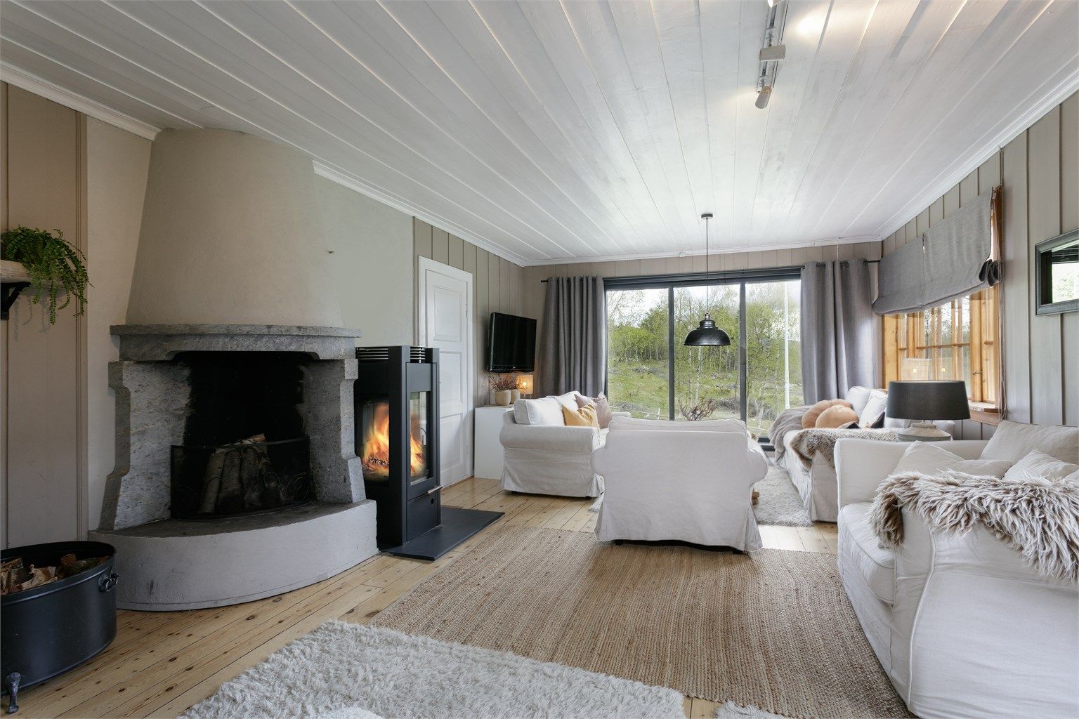 Romslig koselig stue med åpen peis samt nyere peisovn