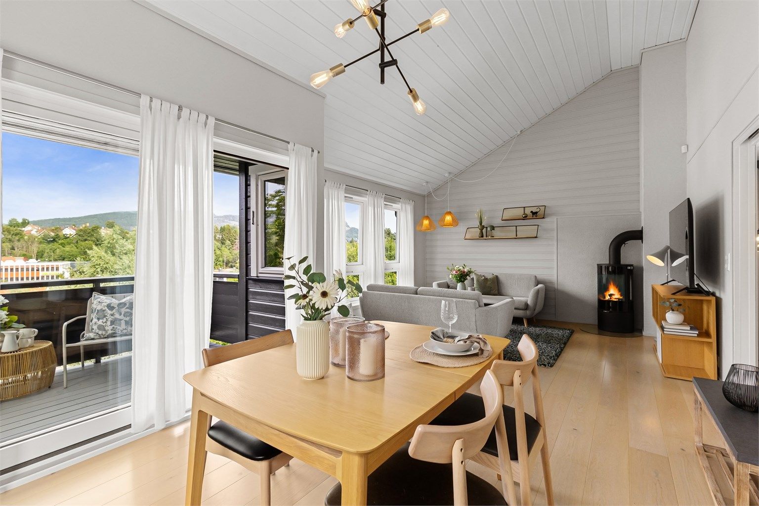 De store vinduene slipper rikelig med naturlig lys inn og skaper en god atmosfære 