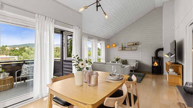 De store vinduene slipper rikelig med naturlig lys inn og skaper en god atmosfære