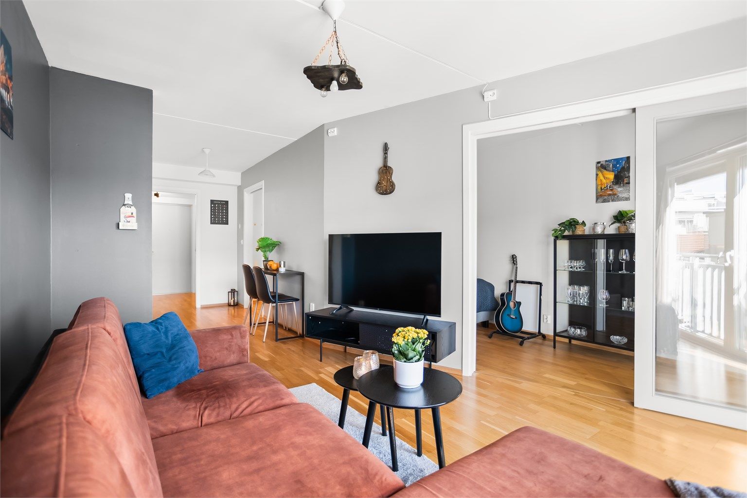 Lys og hyggelig stue med god plass til sofagruppe og TV-løsning.