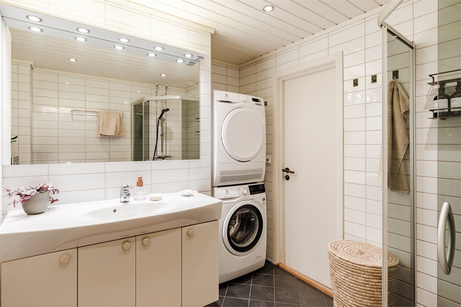 Badet er utvidet fra original størrelse og skiller seg ut i borettslaget