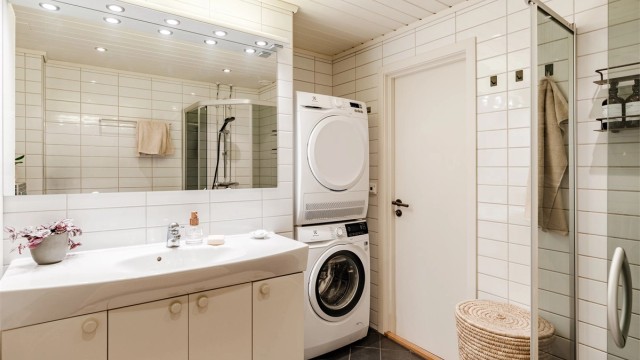 Badet er utvidet fra original størrelse og skiller seg ut i borettslaget