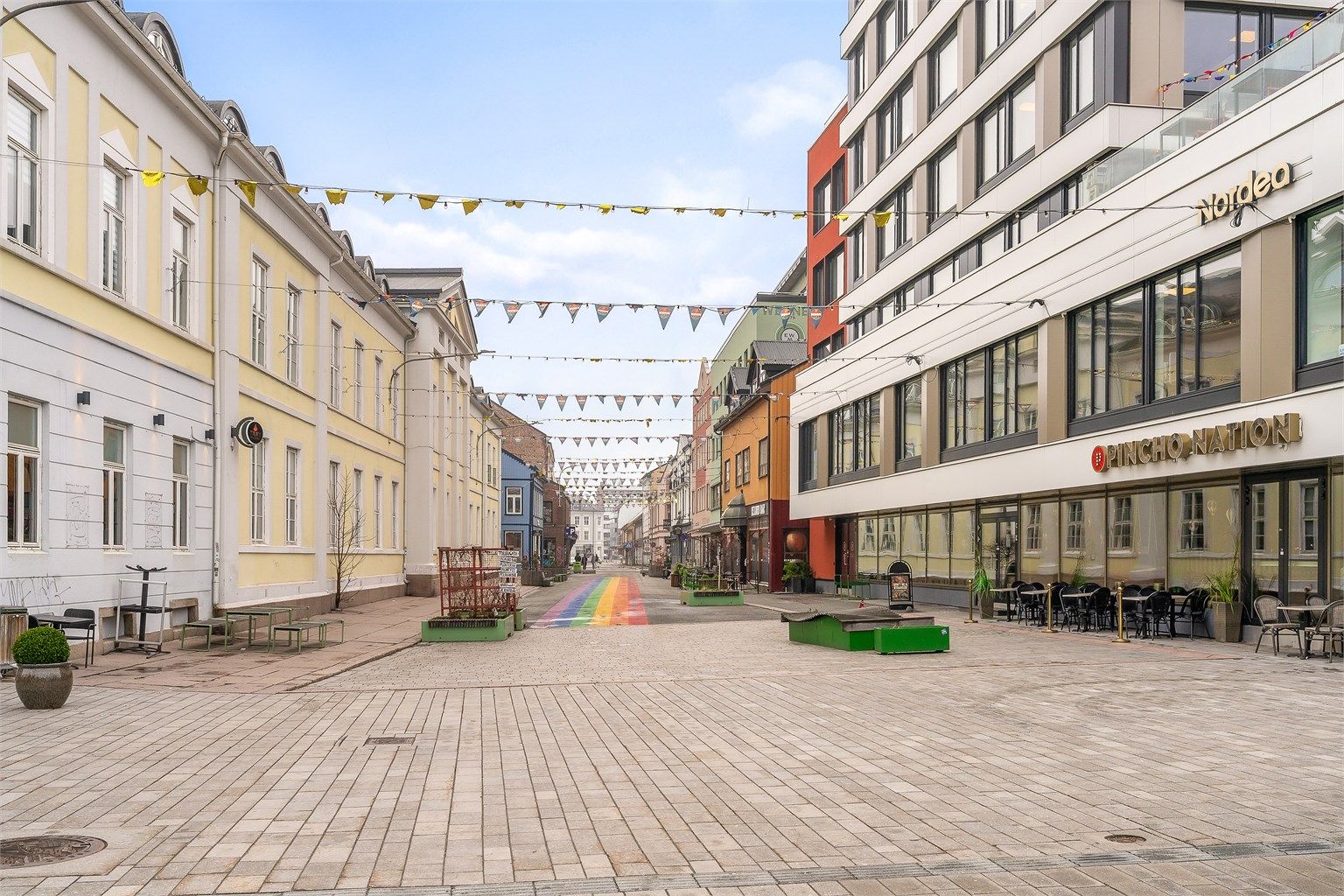 Fra leiligheten er det gangavstand til Strømsøs byliv med butikker, kafeer og servicetilbud.