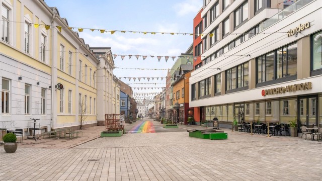 Fra leiligheten er det gangavstand til Strømsøs byliv med butikker, kafeer og servicetilbud.