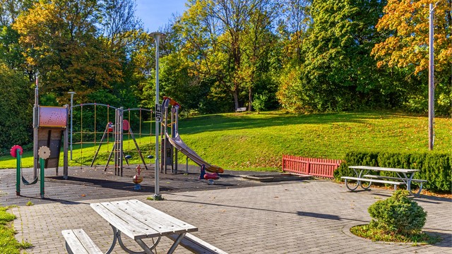 Leiligheten har en rolig og usjenert beliggenhet i solrike og barnevennlige omgivelser på Dønski/Gjettum – et veletablert boligområde med kort vei til alt du trenger i hverdagen