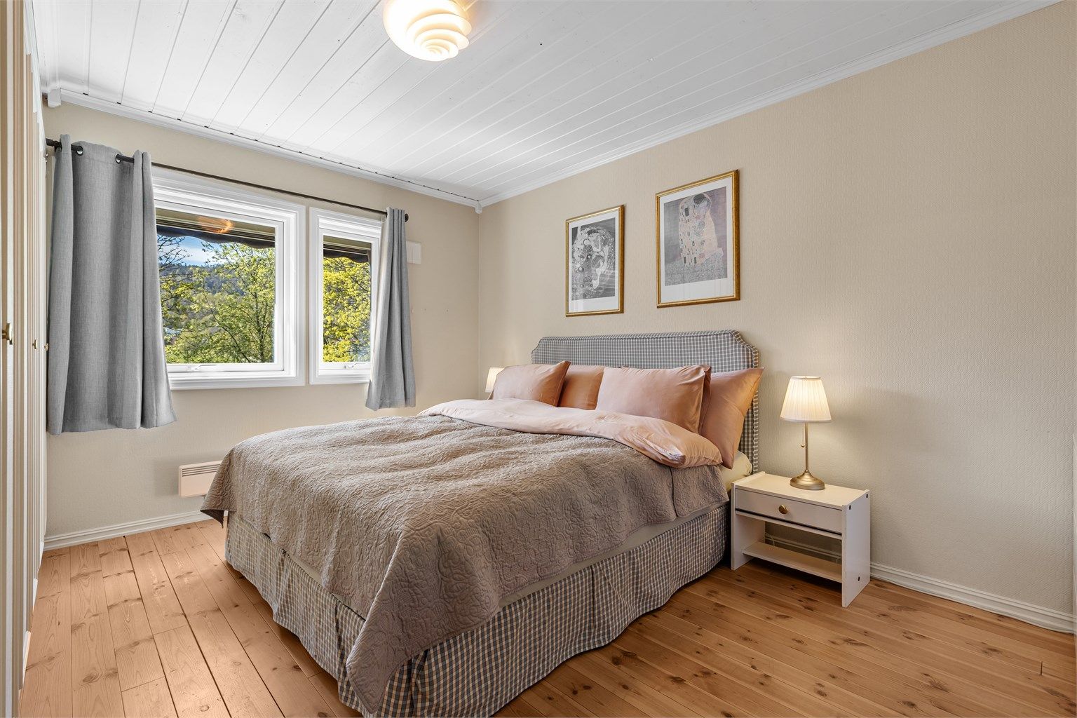 I 1.etasje er det to soverom. Hovedsoverommet er av god størrelse og har plass til dobbeltseng med nattbord på hver side. Her er det et stort, integrert garderobeskap.