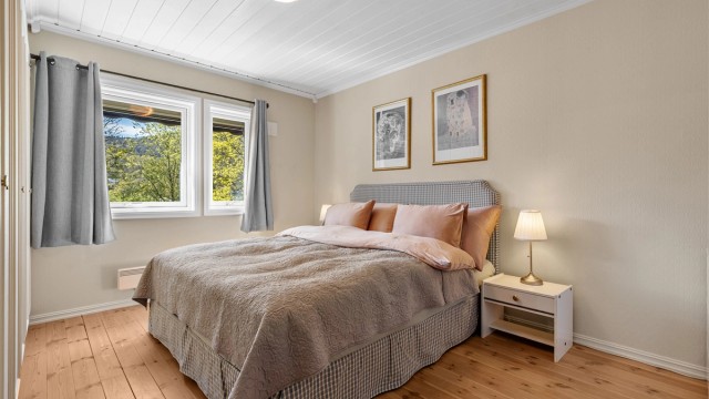 I 1.etasje er det to soverom. Hovedsoverommet er av god størrelse og har plass til dobbeltseng med nattbord på hver side. Her er det et stort, integrert garderobeskap.
