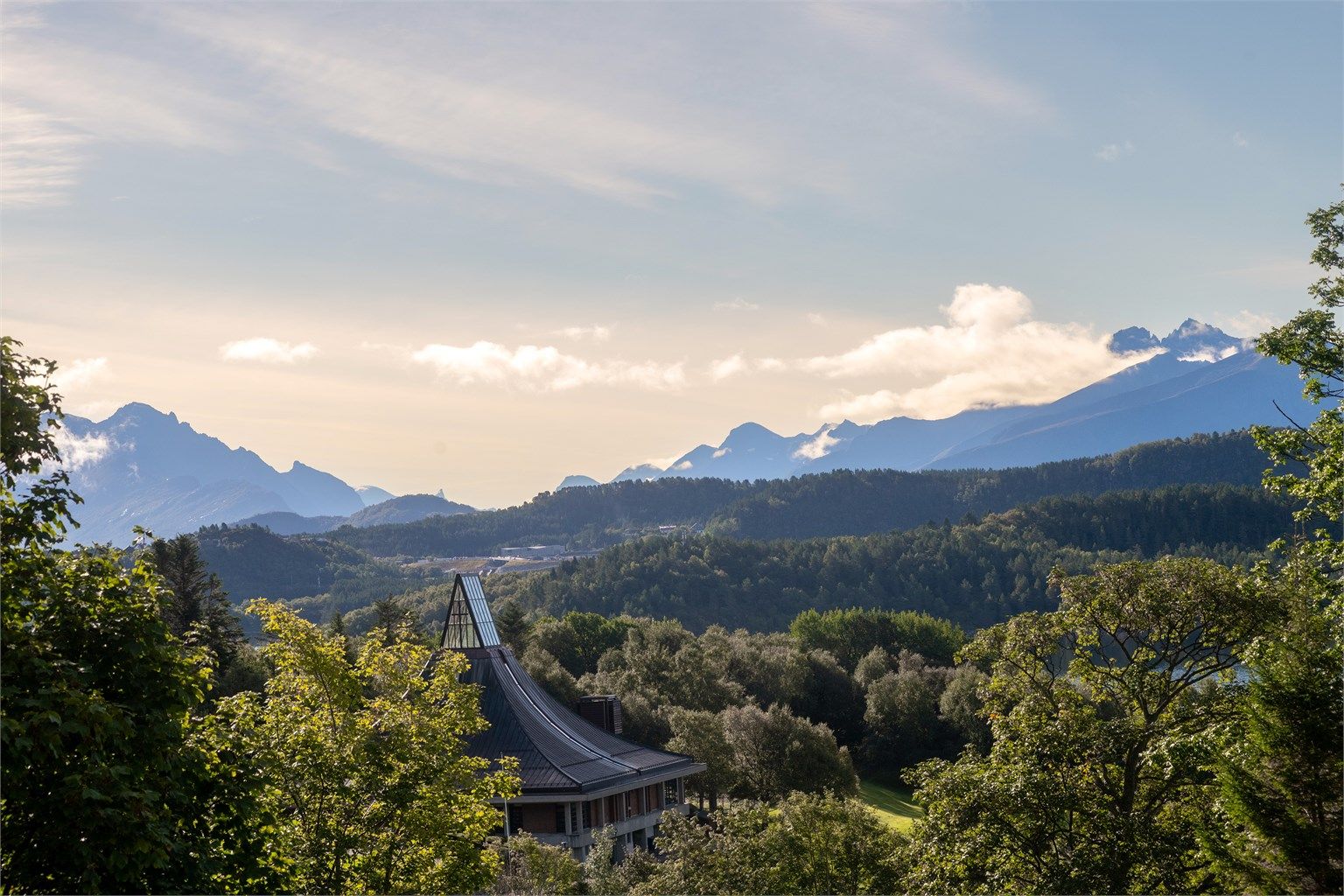 Ellingsøy kirke ligger like øst for Slotsvika.