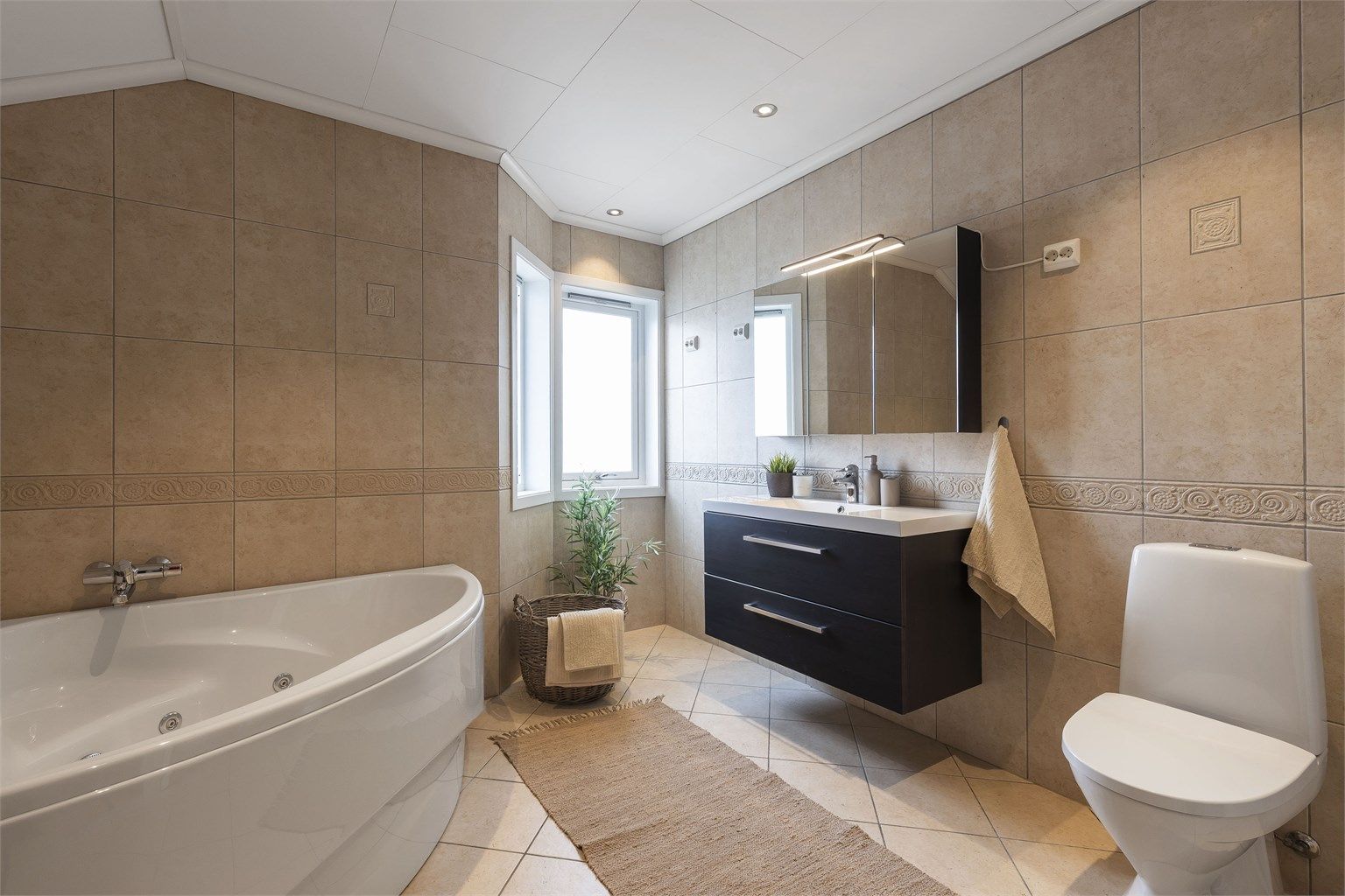 Hovedbad i 2. etasje med både badekar og dusjsone. 