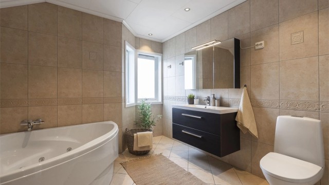 Hovedbad i 2. etasje med både badekar og dusjsone.