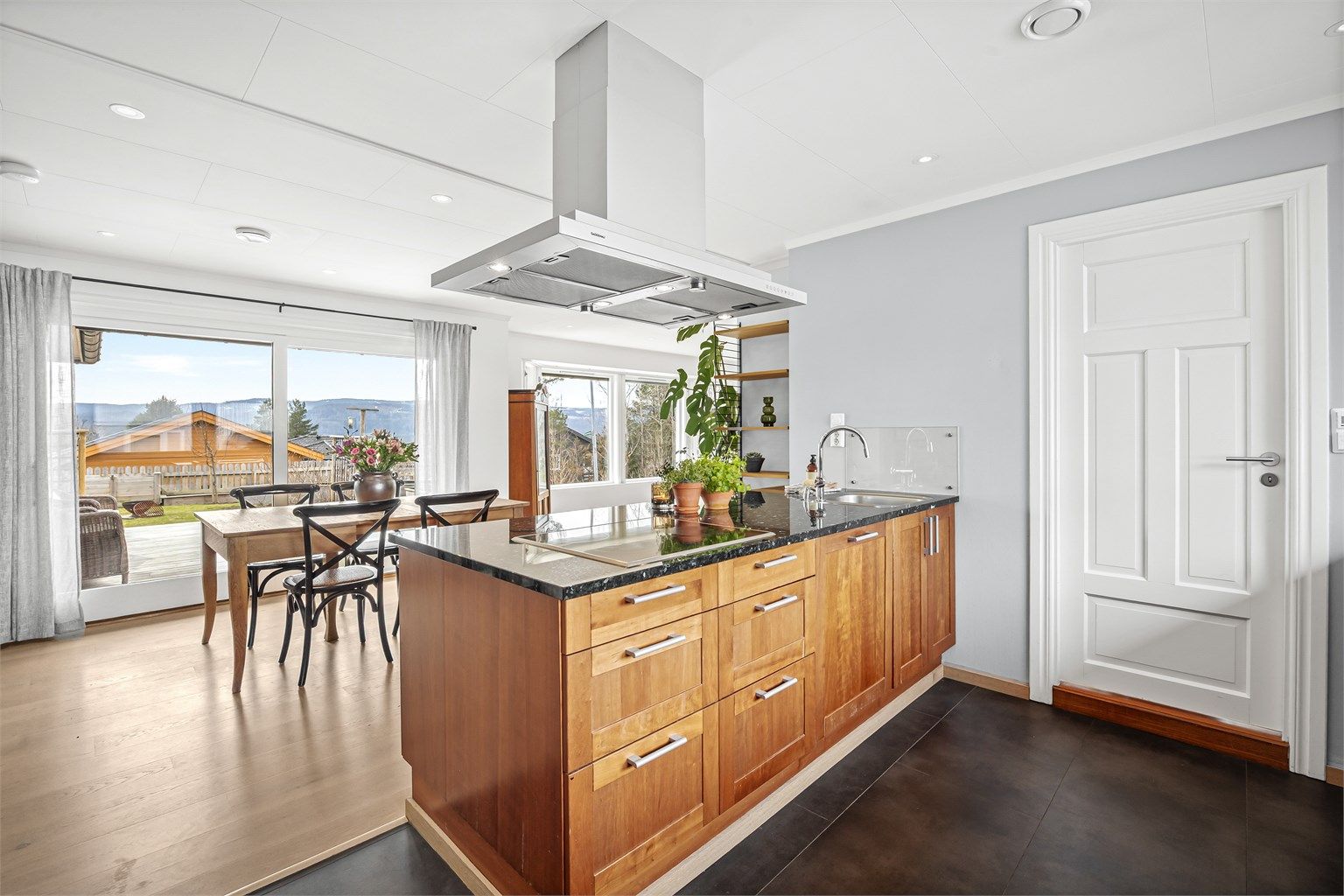 Kjøkkenøya gir ekstra arbeids- og oppbevaringsplass.