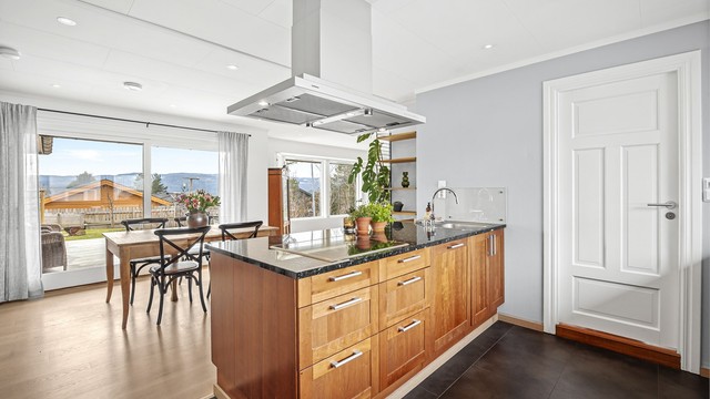 Kjøkkenøya gir ekstra arbeids- og oppbevaringsplass.