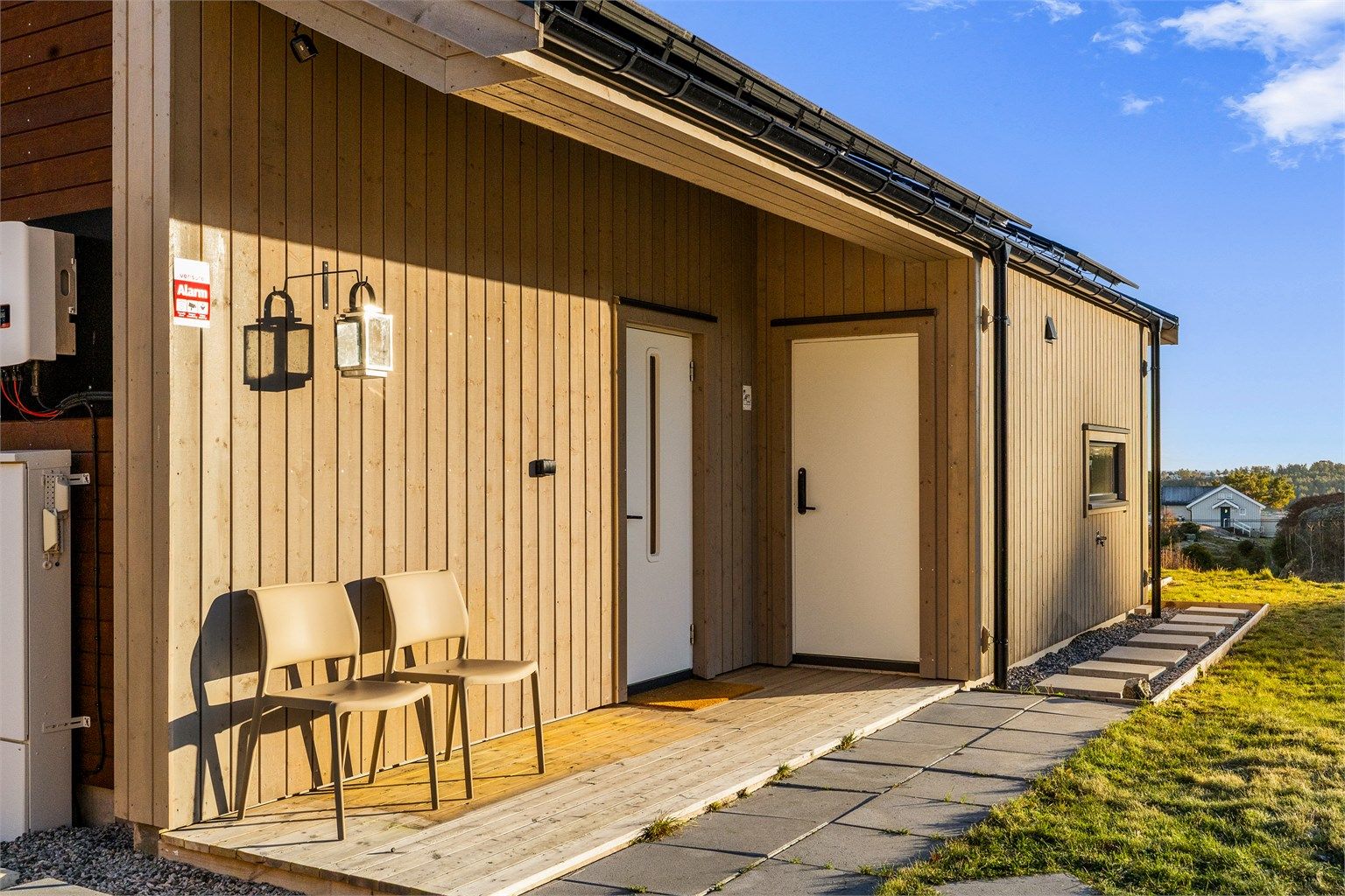 PÅ PLATTINGEN: Inngangspartiet er overbygget og har også adkomst til utvendig bod med vaskemaskin og ekstra kjøleskap.
