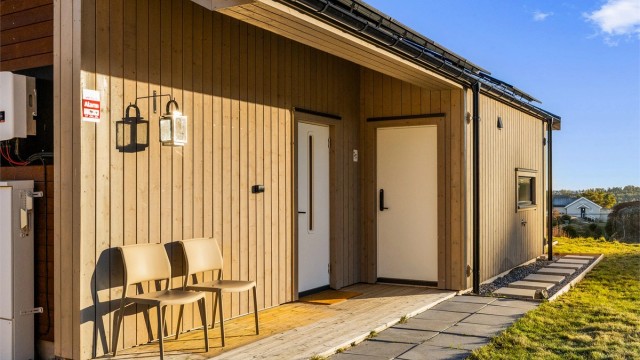 PÅ PLATTINGEN: Inngangspartiet er overbygget og har også adkomst til utvendig bod med vaskemaskin og ekstra kjøleskap.