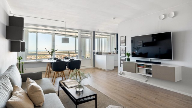 Velkommen til Jernalderveien 51A - en lys og pent oppusset toppleilighet i populær boligblokk på Madlamark.