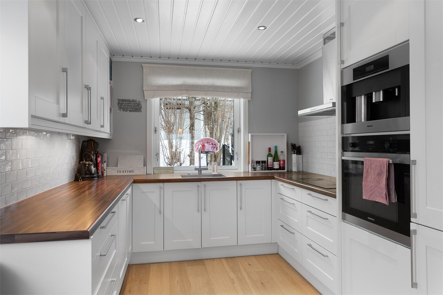 Godt med skap- og benkeplass i en praktisk U-formet kjøkkeninnredning.