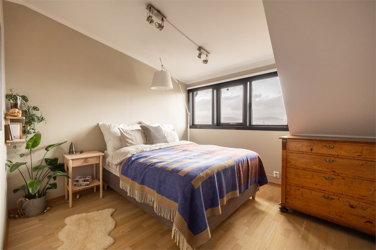 Hovedsoverommet har nyslipt parkettgulv og veggventiler som ble montert i 2025.