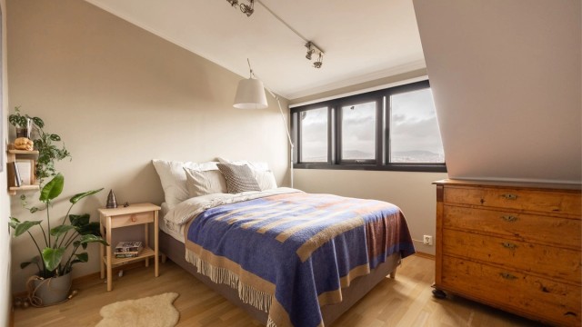 Hovedsoverommet har nyslipt parkettgulv og veggventiler som ble montert i 2025.