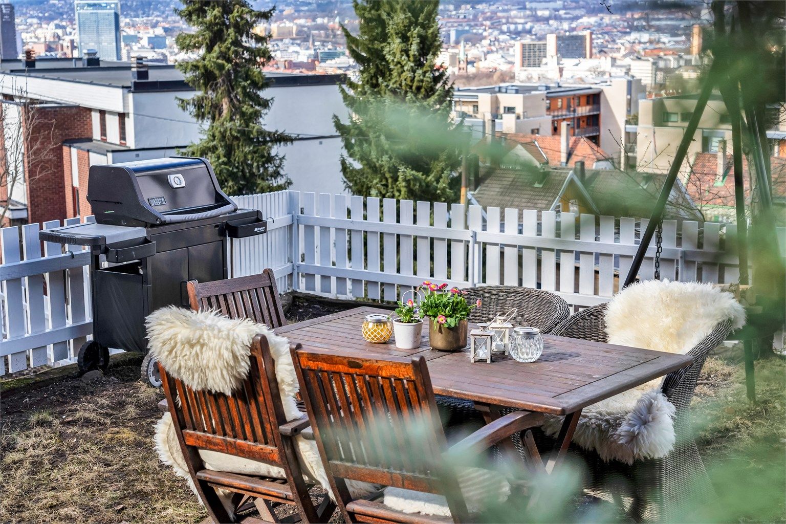 Sentralt beliggende ved foten av Ekebergskrenten. Leiligheten ligger i rolige omgivelser med gangavstand til alt av byens fasiliteter, og kort avstand til byens nye sentrum i Bjørvika.