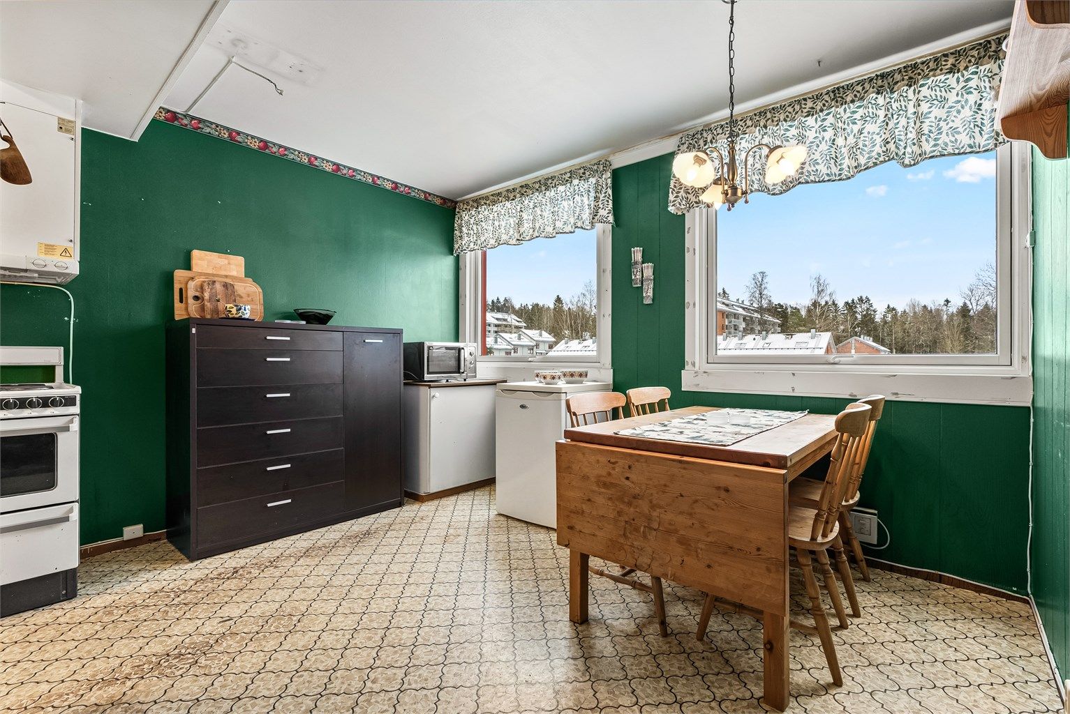 Kjøkken - vindu orientert mot fellesområdene til borettslaget