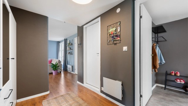 Videre fra entré kommer man inn til gang, hvor man også kan ha garderobeskap eller eventuelt en skrivepult og et hjemmekontor. Det er parkett på gulv og malte vegger