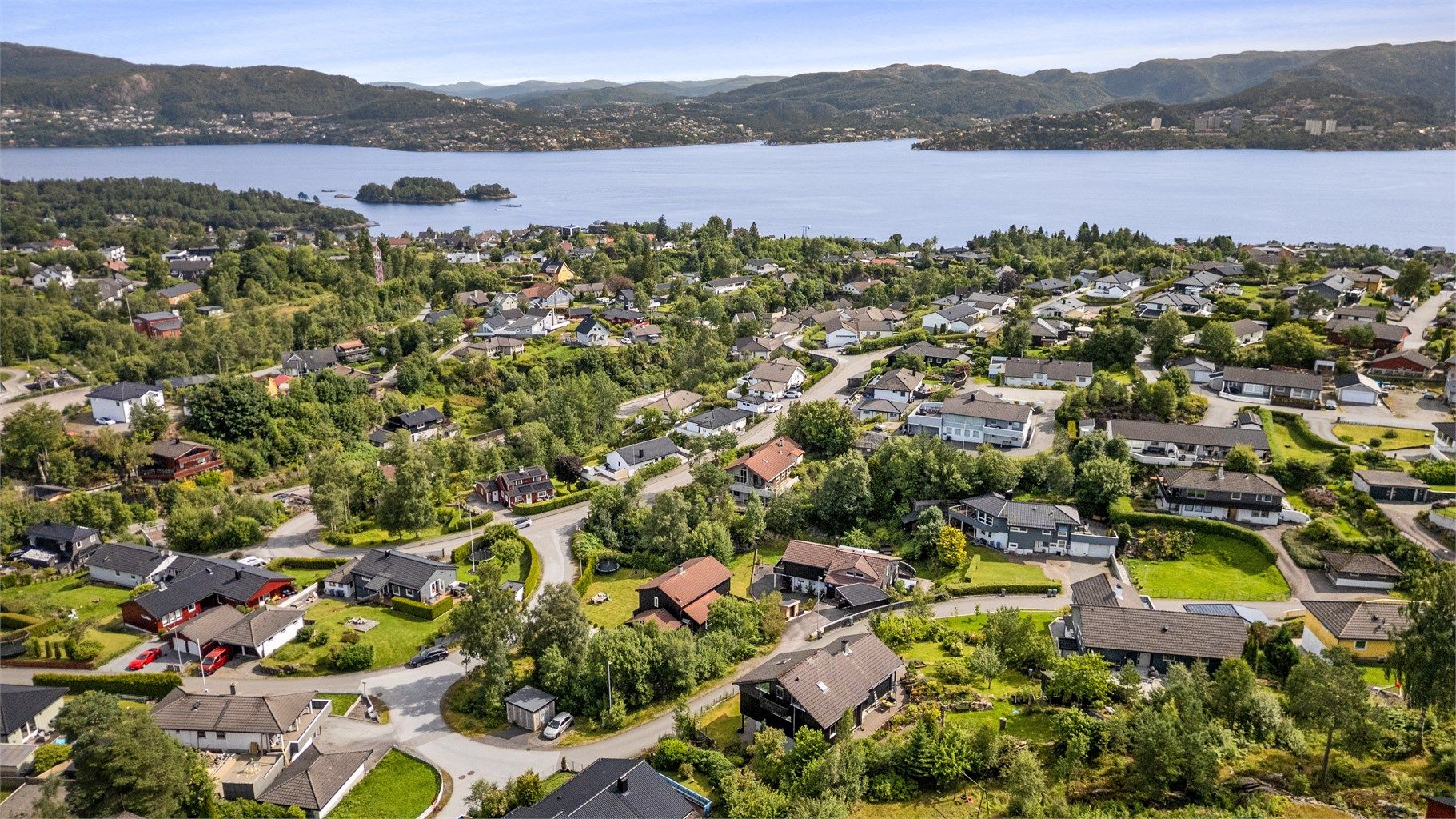 Boligen er i et etablert boligfelt med kort vei til skoler, barnehager, dagligvarebutikker og vakre turområder.
