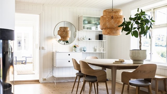 Spisestuen har god plass til møblement og har delåpen løsning mot både stuen og kjøkkenet.