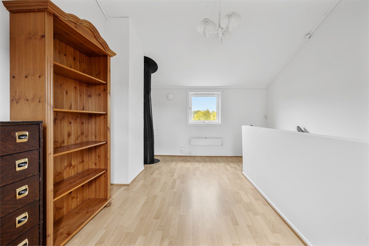 Loftstuen har laminatgulv og malte overflater, i likhet med resten av boligen. Rommet er opprinnelig byggemeldt som soverom.