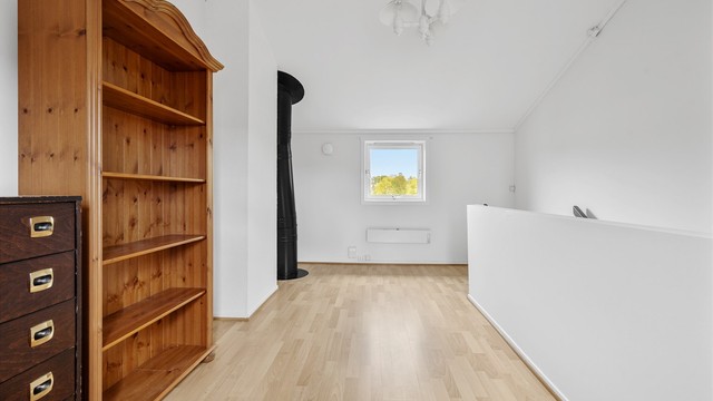 Loftstuen har laminatgulv og malte overflater, i likhet med resten av boligen. Rommet er opprinnelig byggemeldt som soverom.