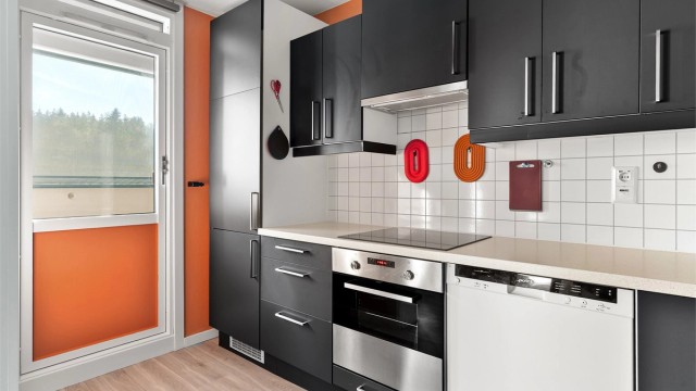 Fra kjøkkenet er det utgang til en praktisk, sydvendt luftebalkong på ca. 2 m².