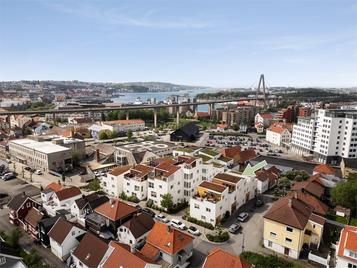 Lekkert og stilrent rekkehus fra 2020 i urbane omgivelser i enden av Pedersgata. Takterrasse, garasje,2 bad,3 sov,2 stuer.