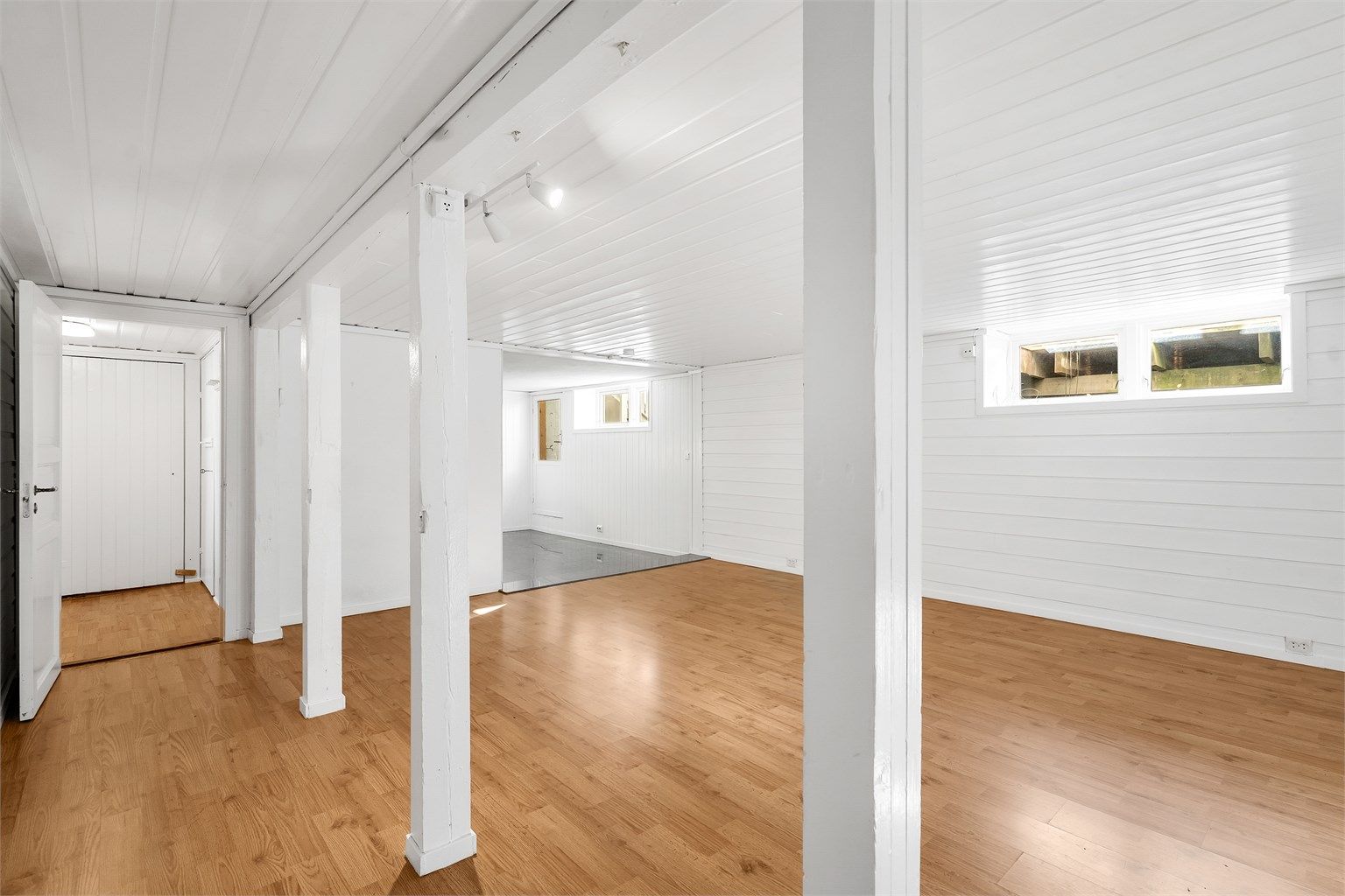 Rom innredet som stue i underetasjen