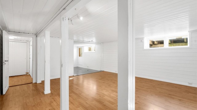 Rom innredet som stue i underetasjen