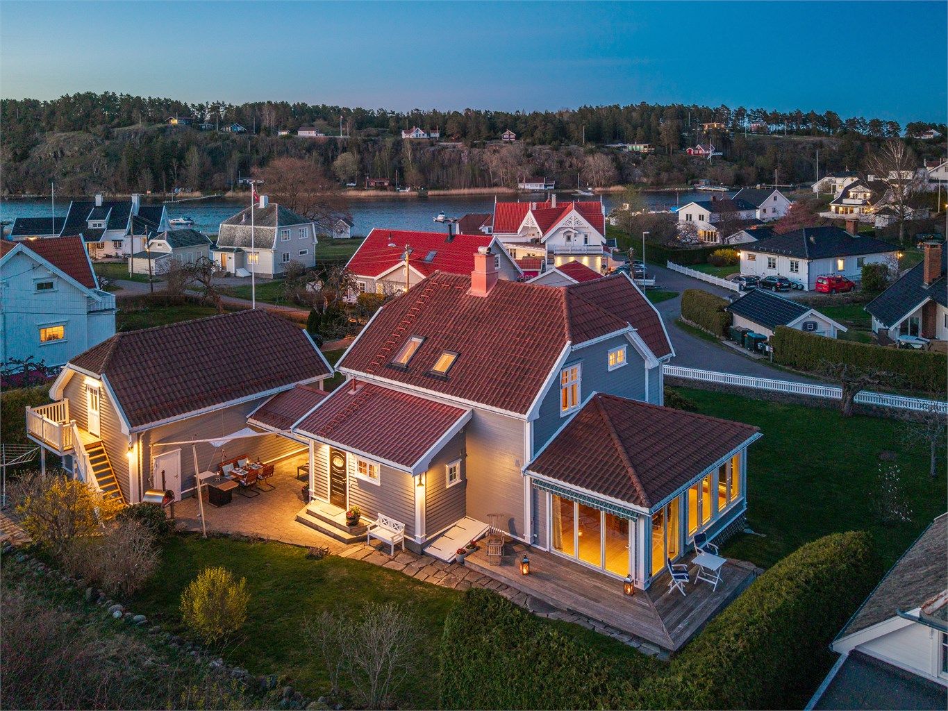 Eiendommen har flere uteplasser som lar deg følge solen gjennom dagen. Med nærhet til sjøen og et etablert, trygt nabolag, ligger alt til rette for et godt familieliv på Nesbryggen.