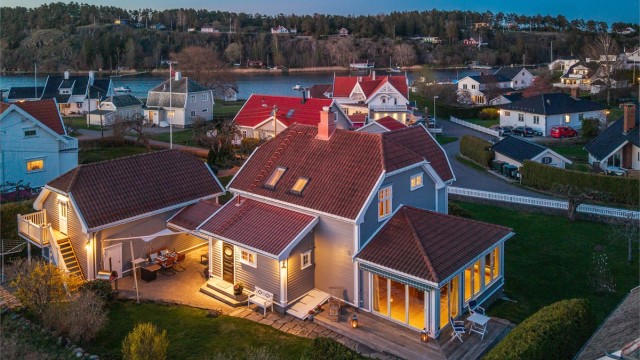Eiendommen har flere uteplasser som lar deg følge solen gjennom dagen. Med nærhet til sjøen og et etablert, trygt nabolag, ligger alt til rette for et godt familieliv på Nesbryggen.
