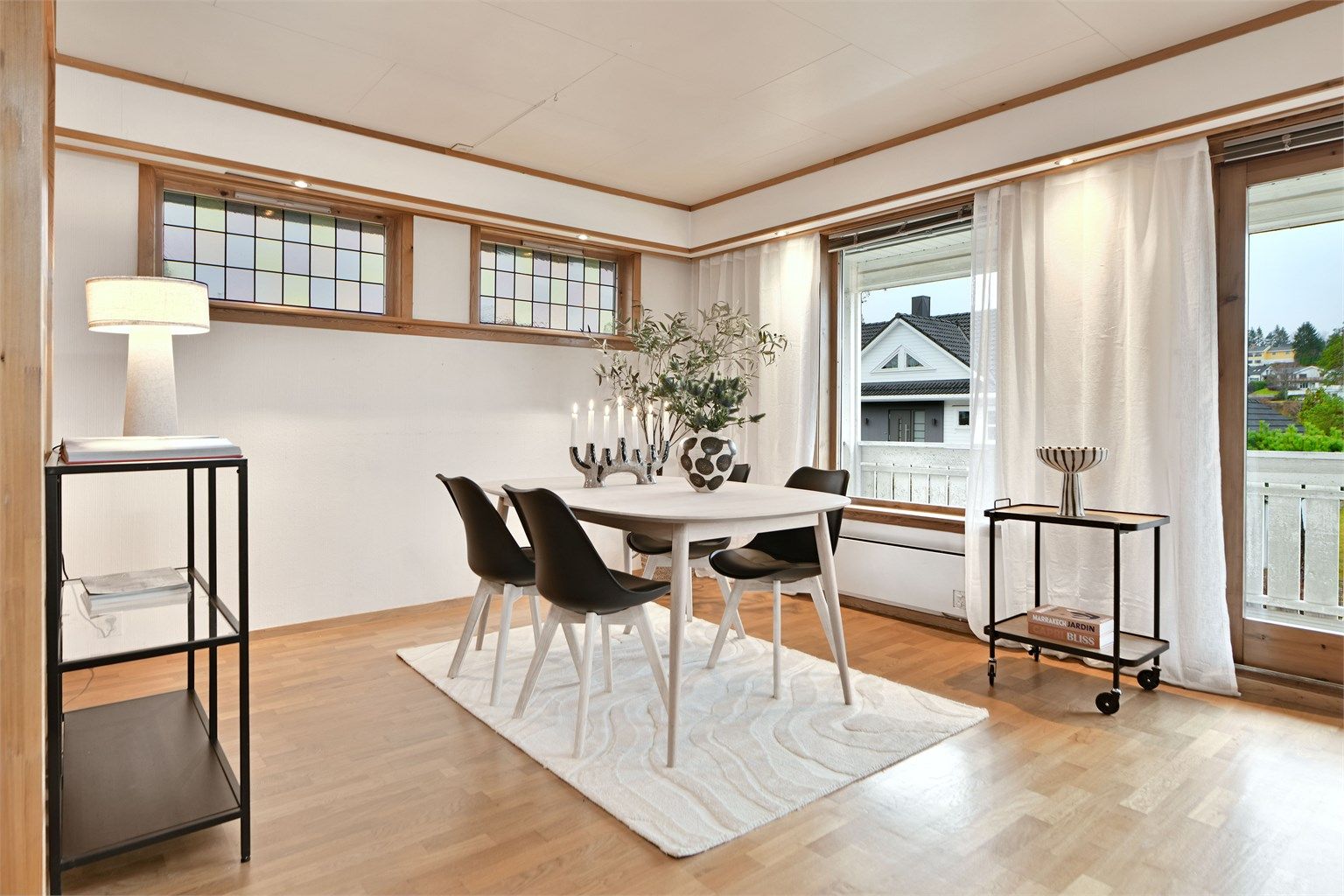 Stue- god plass til langbord