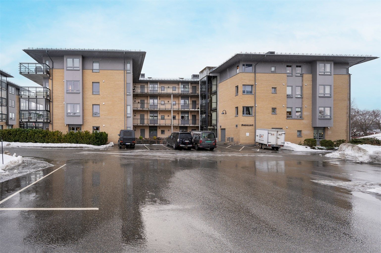 Gode parkeringsmuligheter for gjester på felles utendørs parkeringsplass.