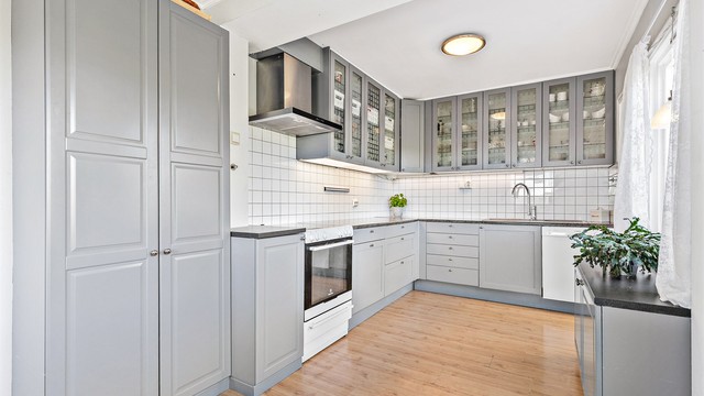 IKEA kjøkken fra 2006 med klassisk innredning og god funksjonalitet. Profilerte fronter og laminert benkeplate. Kjøkkenet er utstyrt med kjøleskap, fryseskap, komfyr med platetopp og oppvaskmaskin, samt kjøkkenventilator.