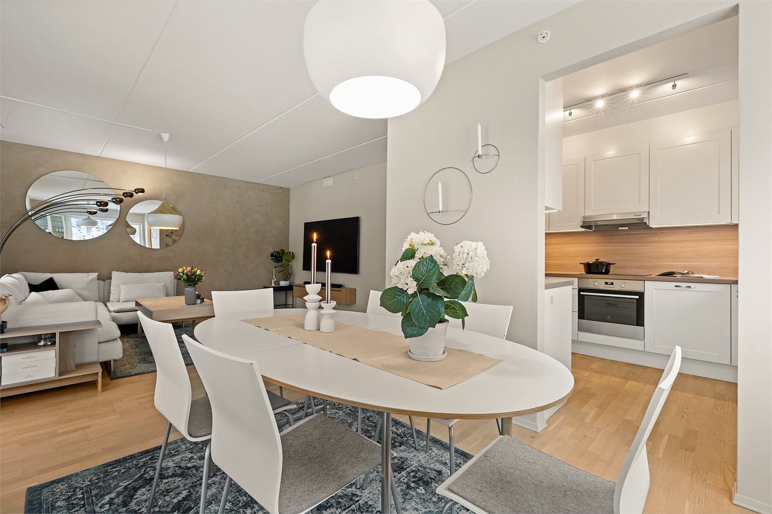 Åpen planløsning og rikelig med naturlig lys.