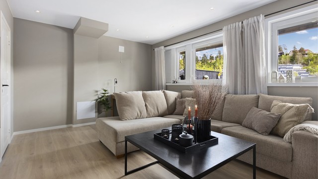 Rom benyttet som stue i underetasjen har 1-stavs laminatgulv med varmefolie og downlights i himlingen. (Halvparten av rommet er ikke godkjent til varig opphold da det på godkjente byggetegninger er betegnet som vaskerom.)