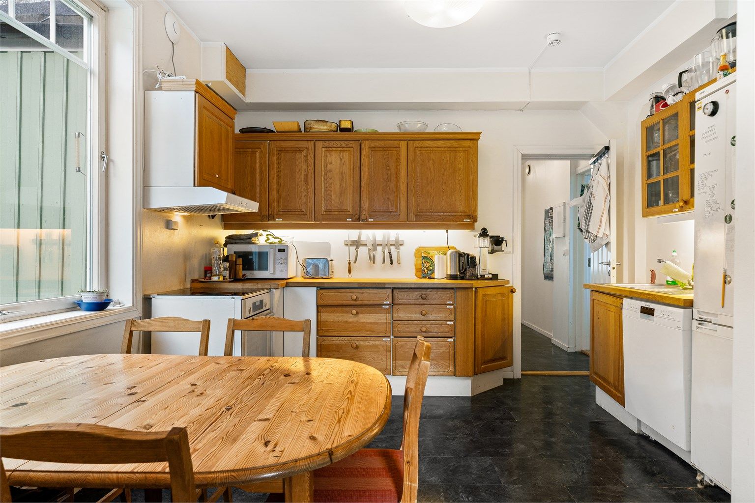 Første etasje består av en utleiedel på 122 kvm med entré, trappegang, gang, stue, kjøkken, bad, bod, toalettrom og seks soverom.