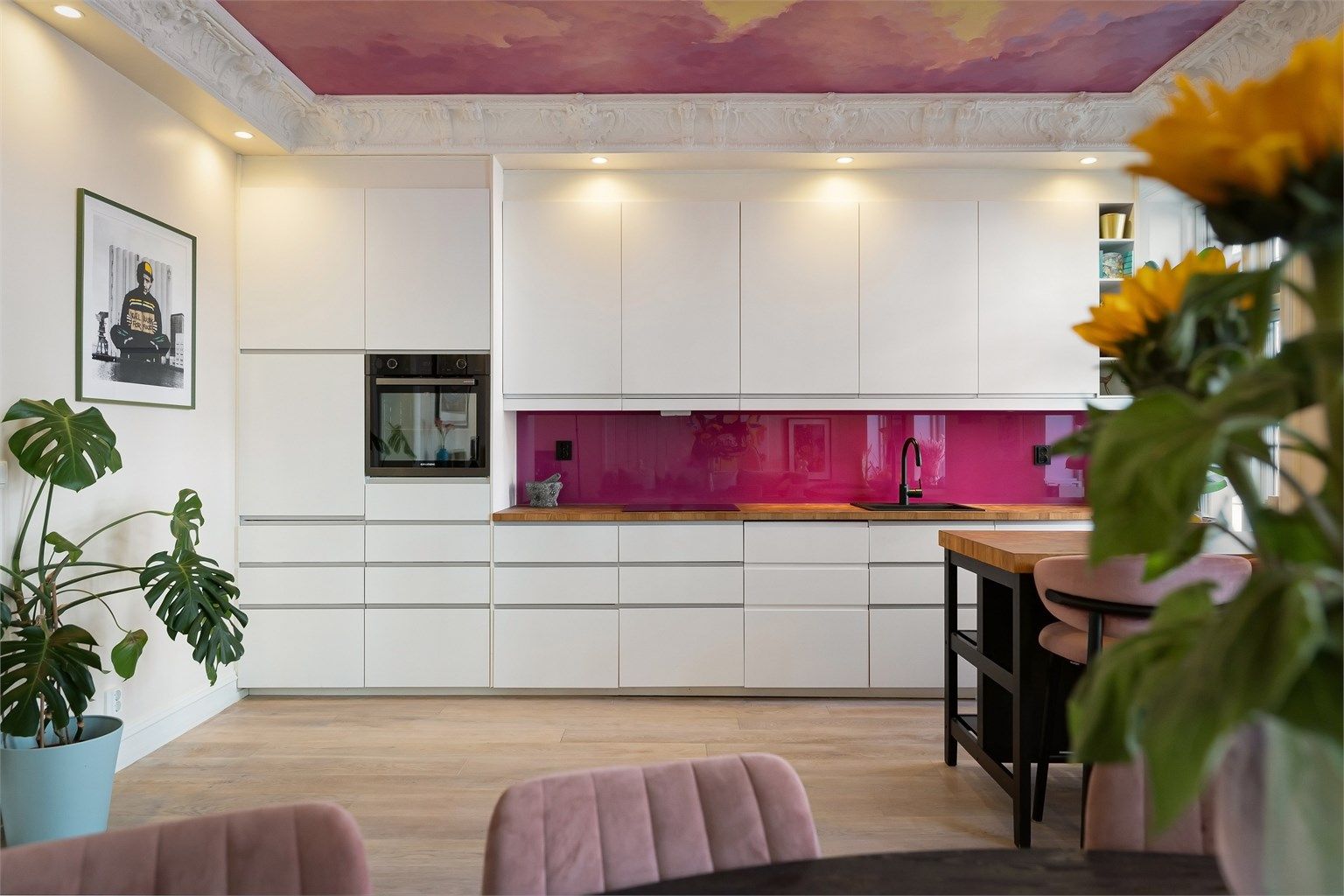 Glassplate over benkeplaten. Integrert induksjonstopp, stekeovn, oppvaskmaskin og kjøl/fryseskap.