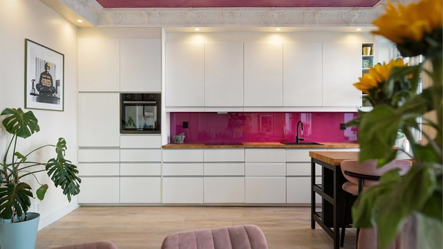 Glassplate over benkeplaten. Integrert induksjonstopp, stekeovn, oppvaskmaskin og kjøl/fryseskap.