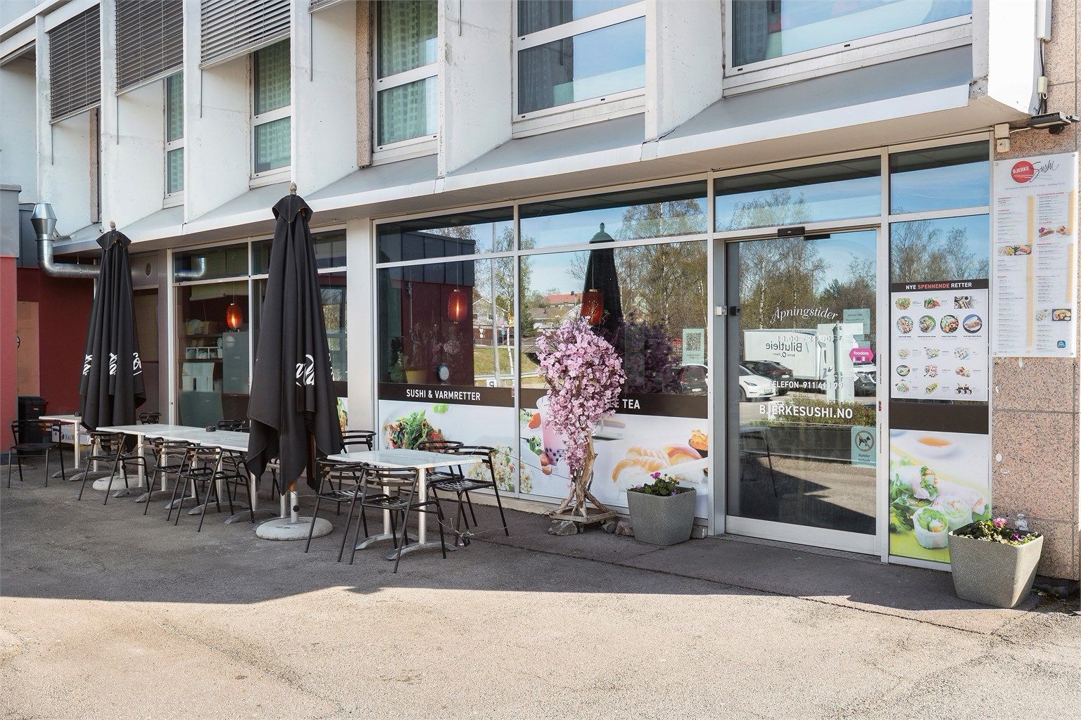 Flere spisesteder i umiddelbar nærhet, inkludert Bjerke Sushi.