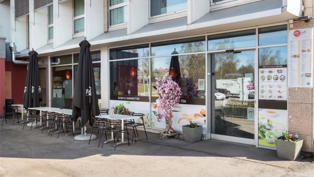 Flere spisesteder i umiddelbar nærhet, inkludert Bjerke Sushi.